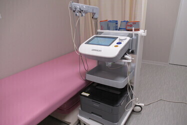 血圧脈波検査装置（OMRON form BP-203RPEⅢ）の写真