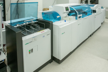臨床化学分析装置と免疫自動分析装置の連結機の写真（Roche Cobas8000）