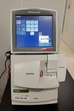 全自動血液ガス分析装置（SIEMENS RAPID Point 500）の写真