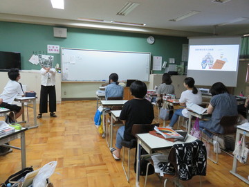 真剣に授業を受けている学生たちの様子