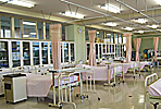 看護実習用のベッドがいくつも置いてある看護実習室の様子