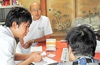服薬指導を患者に説明している様子