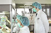 注射剤の配合作業の様子
