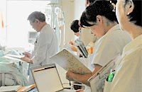 医療チームの一員として他の医療スタッフとコミュニケートする様子