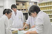 薬剤管理指導業務の説明を立ちながら受けている様子