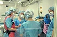 処方支援への関与医療スタッフとディスカッションする様子
